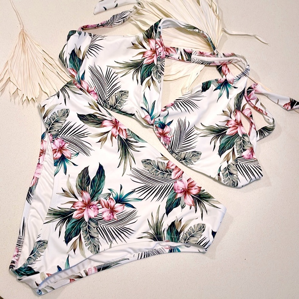 Bikini set with high waist bottom